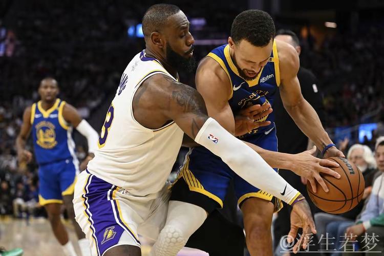 詹姆斯单挑库里转身突破上篮命中